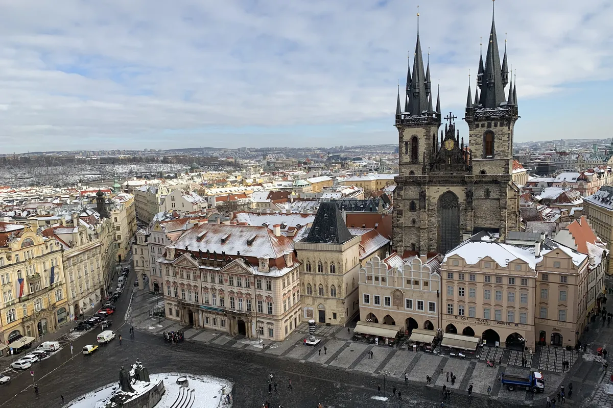 上空から見下ろすOld Town Square。雪に覆われたJan Hus Memorial、その奥にTýn Churchが広がります。